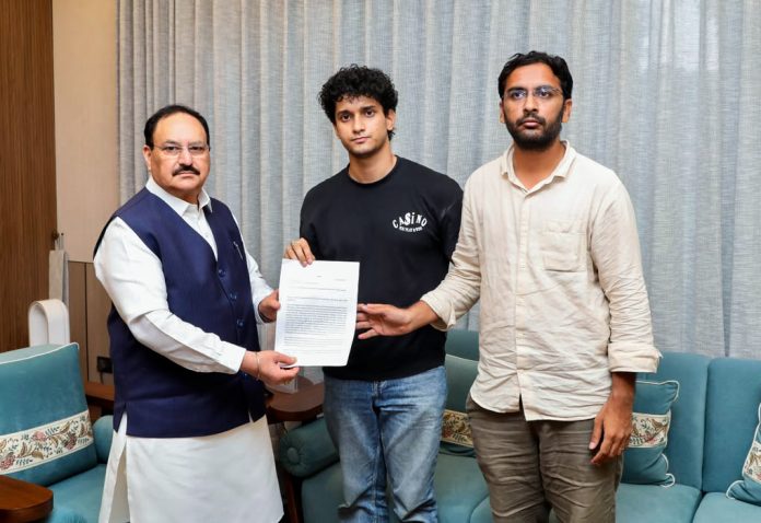 புது தில்லி, ஜூன் 20 (ANI): புது தில்லியில் திங்கள்கிழமை அன்று, CJP அமைப்பின் தூதுக்குழுவினர் மத்திய சுகாதாரத் துறை அமைச்சர் ஜே.பி. நட்டாவிடம் தங்கள் கோரிக்கை மனுவை அளித்தனர். (ANI புகைப்படம்)