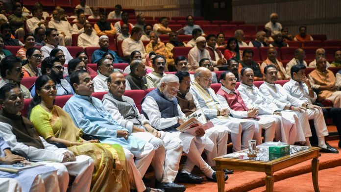 புது தில்லியில் செவ்வாய்க்கிழமை நடைபெற்ற தேசிய ஜனநாயகக் கூட்டணியின் நாடாளுமன்றக் குழு கூட்டத்தில் பிரதமர் நரேந்திர மோடி மற்றும் பிற தேசிய ஜனநாயகக் கூட்டணித் தலைவர்கள். | ஏஎன்ஐ