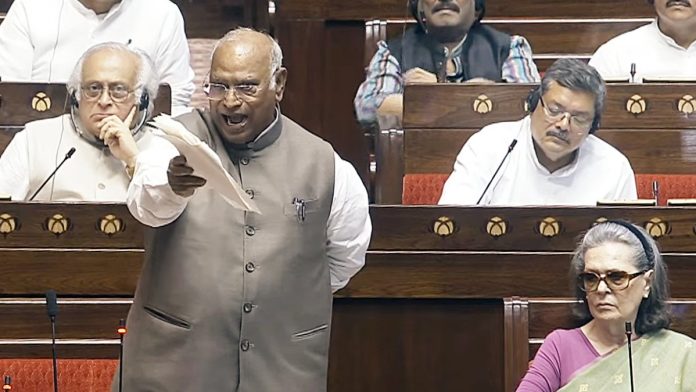 ராஜ்யசபா லோபி மல்லிகார்ஜுன் கார்கே, புதுதில்லியில் நாடாளுமன்ற மழைக்கால கூட்டத்தொடரின் போது ராஜ்யசபாவில் பேசினார் | சன்சாத் டிவி/ஏஎன்ஐ