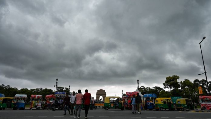மேகங்கள் சூழ்ந்திருக்க இந்தியா கேட்டின் ஒரு காட்சி | ANI