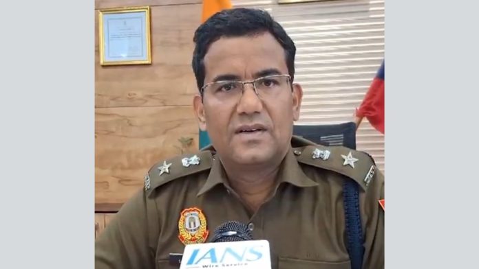திங்கள்கிழமை நடைபெற்ற 'காக்ரோச் ஜனதா பார்ட்டி' பேரணியின்போது, ​​பெண் போராட்டக்காரர் ஒருவரைக் கன்னத்தில் அறைந்ததற்காக கூடுதல் துணை காவல் ஆணையர் சந்தீப் லம்பா விமர்சனத்திற்கு உள்ளாகியுள்ளார் | X