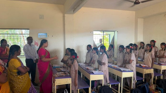 தமிழக தொழில்துறை அமைச்சர் எஸ்.கீர்த்தனா பள்ளிக்கு வருகை தந்த மாணவர்களின் ஆங்கில புலமை குறித்து கேமராவில் கேள்வி எழுப்பியது விமர்சனத்தை ஏற்படுத்தியது. | எக்ஸ்/@கீர்த்தனா4விஎன்ஆர்