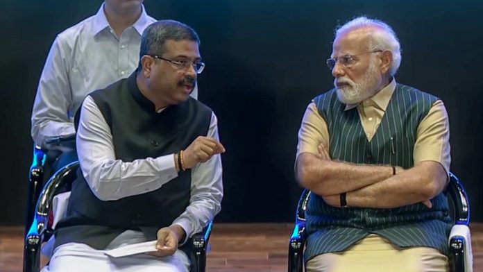 பிரதமர் நரேந்திர மோடியுடன் தர்மேந்திர பிரதான் இருக்கும் கோப்பு புகைப்படம் | ANI