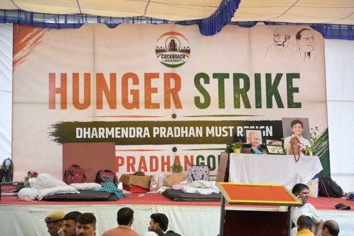 சனிக்கிழமை அதிகாலையில் காவலர்களால் மருத்துவமனைக்கு மாற்றப்பட்ட பிறகு, CJP போராட்டக் களத்தில் உள்ள மேடை | சூரஜ் சிங் பிஷ்ட் | திபிரிண்ட்