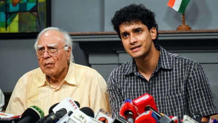 புது தில்லியில் உள்ள தனது இல்லத்தில் திங்கள்கிழமை நடைபெற்ற செய்தியாளர் சந்திப்பில், சுயேச்சை மாநிலங்களவை உறுப்பினரும் மூத்த வழக்கறிஞருமான கபில் சிபல், சிஜேபி (CJP) செய்தித் தொடர்பாளர் சௌரவ் தாஸுடன். | ஏஎன்ஐ (ANI)