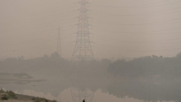 2023-ஆம் ஆண்டு முதல் 'தேசிய தூய காற்றுத் திட்டத்தின்' (National Clean Air Programme) கீழ் ரூ. 6,822 கோடி செலவிடப்பட்ட போதிலும், இத்திட்டத்தின் கீழ் அடங்கும் நகரங்களில் 83 சதவீத நகரங்களில் காற்றின் தரம் இன்னும் மோசமாகவே உள்ளது. (குறியீட்டுப் படம் | ப்ளூம்பெர்க்)