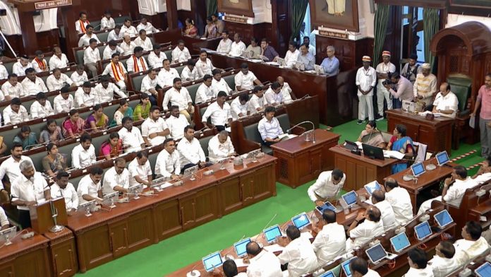 சென்னையில் உள்ள சட்டப்பேரவையில், புதன்கிழமையன்று தவெக தலைமையிலான அரசின் முதல் பட்ஜெட்டைத் தமிழக நிதியமைச்சர் என். மேரி வில்சன் தாக்கல் செய்தார். தமிழக முதல்வர் சி. ஜோசப் விஜயும் இந்நிகழ்வில் உடனிருந்தார் | தமிழக சட்டப்பேரவை/ANI