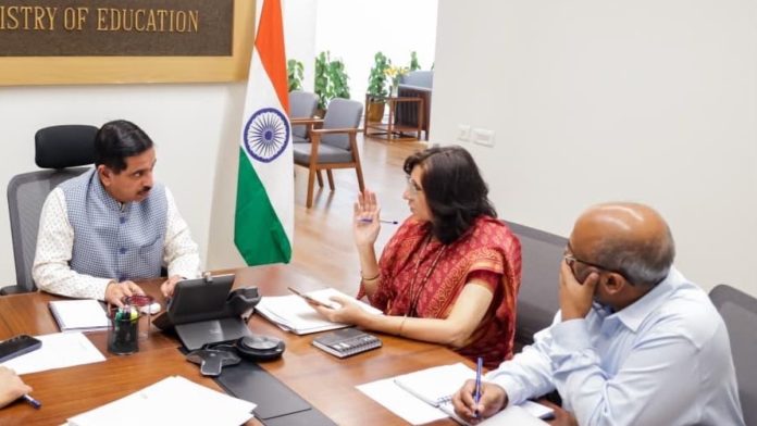 17 ஆகஸ்ட் 2026 அன்று புது தில்லியில், உயர்கல்வித் துறைச் செயலாளர் மற்றும் என்.டி.ஏ (NTA) தலைமை இயக்குநர் உள்ளிட்டோருடன் கல்வி அமைச்சர் பிரஹலாத் ஜோஷி ஆலோசனை நடத்தினார் | X @EduMinOfIndia