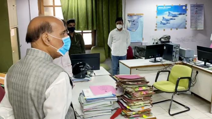 குறியீட்டுப் படம் | 2021 அக்டோபர் 25 அன்று புது தில்லியில் உள்ள சவுத் பிளாக்கில், பாதுகாப்பு அமைச்சக அலுவலகங்களில் பாதுகாப்புத் துறை அமைச்சர் ராஜ்நாத் சிங் | ஏஎன்ஐ (ANI)