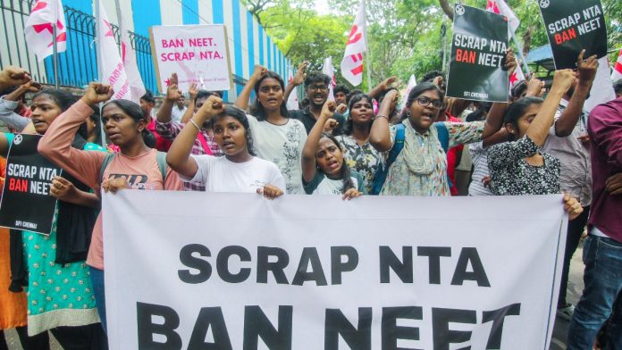 பிரதிநிதித்துவத்திற்கான படம் | NEET-UG 2026 தேர்வை ரத்து செய்யக்கோரி மாணவர்கள் தாள் கசிவு மற்றும் தேர்வு முறைகேடு புகார்களை அடுத்து சென்னையில் போராட்டம் | ANI கோப்பு