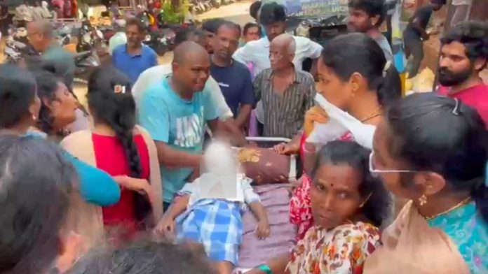 6 வயது பிரணாயின் உடலுடன், ஆறுதல் கூற முடியாத நிலையில் உள்ள அவனது பெற்றோர் மற்றும் உறவினர்களைக் காட்டும் காணொளிக் காட்சி | X