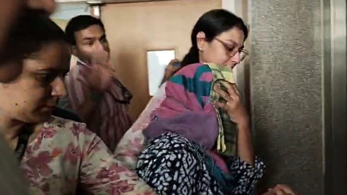 NEET UG தாள் கசிவில் கைது செய்யப்பட்டதைத் தொடர்ந்து குற்றம் சாட்டப்பட்ட மனிஷா சஞ்சய் ஹவால்தார் டெல்லியின் ரோஸ் அவென்யூ நீதிமன்றத்திற்கு அழைத்து வரப்பட்ட கோப்பு புகைப்படம் | ANI