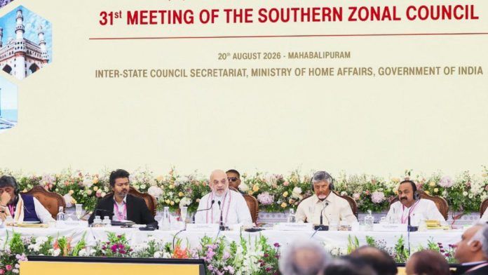 வியாழக்கிழமை மாமல்லபுரத்தில் நடைபெற்ற 31-வது தெற்கு மண்டலக் குழு கூட்டத்தில், மத்திய உள்துறை அமைச்சர் அமித் ஷாவுக்கு அருகில் அமர்ந்திருக்கும் தமிழக முதல்வர் சி. ஜோசப் விஜய் | @AmitShah X/ANI