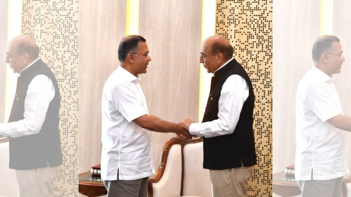வங்காளதேசத்துக்கான இந்திய உயர் ஆணையர் பிரணய் வர்மா, திங்கள்கிழமை அன்று வங்காளதேசப் பிரதமர் ஷேக் ஹசீனாவுடன் | X: @PranayVerma