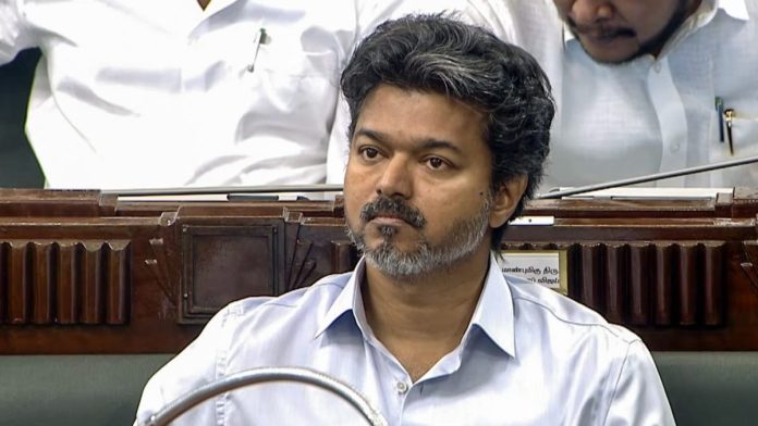 எதிர்க்கட்சிகள் மற்றும் கூட்டணிக் கட்சிகளின் கடும் எதிர்ப்பைத் தொடர்ந்து, சட்டம் மற்றும் ஒழுங்குத் துறைக்கான தகவல் அறியும் உரிமை விலக்கை விஜய் அரசு ரத்து செய்தது.