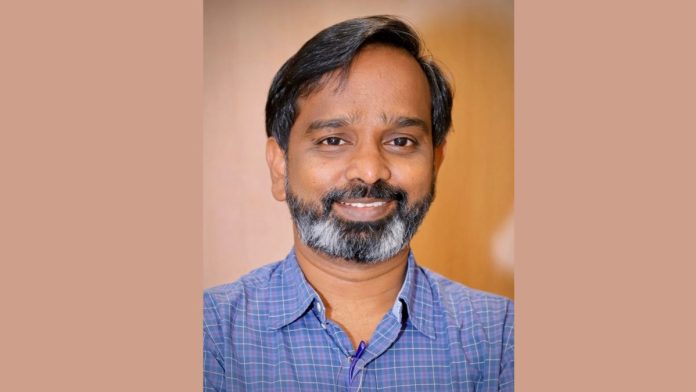 தற்கொலைக்குத் தூண்டியதாகக் குற்றம் சாட்டியும், பட்டியல் சாதியினர் மற்றும் பட்டியல் பழங்குடியினர் (கொடுமைகள் தடுப்பு) சட்டத்தின் கீழும் பேராசிரியர் டூல்லா மீது மும்பை காவல்துறை வழக்கு பதிவு செய்துள்ளது | புகைப்படம்: X