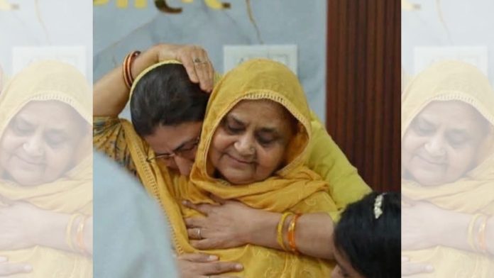 புதிதாகத் தேர்ந்தெடுக்கப்பட்ட நோஹர் நகராட்சித் தலைவி ஹஜன் கத்தூன் தக், தனது மருமகளும் முன்னாள் ராஜஸ்தான் அமைச்சருமான மெஹ்ருனிசா தக் ஆகியோருடன். | ஃபேஸ்புக்