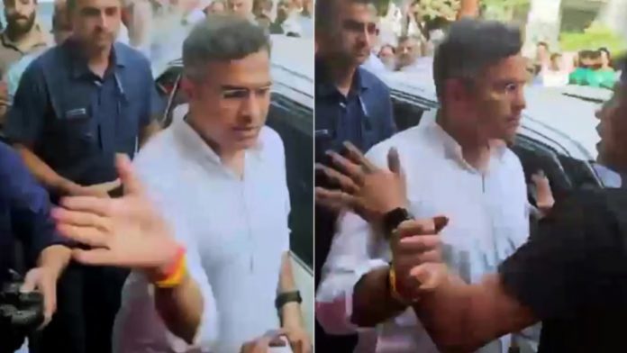 ஆம் ஆத்மி கட்சி எம்.எல்.ஏ. ஜர்னைல் சிங்குடன் பணியாற்றும் சாஹிப் சிங்கை பர்வேஷ் வர்மா அறைவதைக் காட்டுவதாகக் கூறப்படும் திரைப்பிடிப்புகள் | X