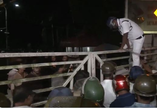 SRFTI நுழைவாயிலுக்கு வெளியே பலர் கூடியிருந்ததை வாட்ஸ்அப்பில் பரவிய காணொளிகள் காட்டின | புகைப்படம்: ANI