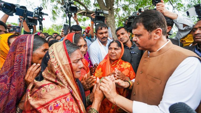 அவுசா தாலுகாவில் உள்ள கரோசா கிராமத்தில் வறட்சியால் பாதிக்கப்பட்ட பகுதிகளை ஆய்வு செய்யச் சென்ற மகாராஷ்டிர முதல்வர் தேவேந்திர ஃபட்னாவிஸ், துயரத்தில் உள்ள விவசாயிகளுடன் கலந்துரையாடினார். | @CMOMaharashtra X/ANI Photo